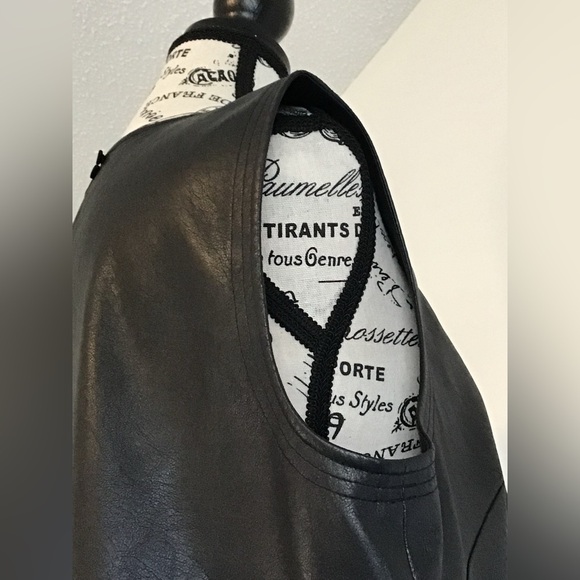 Elegant Black Sleeveless Pleather Dress - Picture 3 of 5